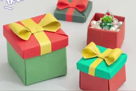 折纸手工礼物盒🎁diy收纳盒折纸教程 ✅教你折个可可爱爱的礼物盒，简单手工折纸  1️⃣可以装当礼物盒用，适合各种节日，圣诞节、生日、纪念日等，装上小礼物(小饰品、巧克力、零食等)送闺蜜/女朋友的日常小惊喜🥰  2️⃣也可以当收纳盒用，收纳手帐贴纸、贴纸等小零碎❤️#手工diy #抖音创作季 #圣诞礼物 #折纸 #礼物盒视频封面