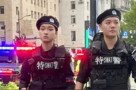 上海外滩遇到全副武装的特警小姐姐 安全感拉满。#平安守护  #上海 #国庆视频封面