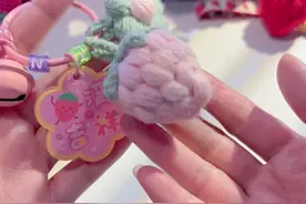 可爱的草莓小挂件钩织详细教程来了，寓意“莓有烦恼”“🍓满吉祥”#艺术在抖音 #钩织教程 #草莓钩织 @抖音艺术