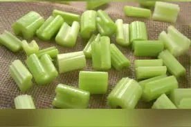 西芹和普通芹菜的区别。#科普一下 #西芹的作用 #芹菜有什么作用与功效视频封面