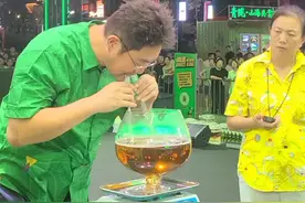 酒王👑 任光超👑 白养鱼 30秒计时速饮 🔥🔥2830ml🔥🔥 豪饮夺魁展雄风 十五冠王续传奇！ 任光超     酒王之名实至名归! #第35届青岛国际啤酒节英太青新必奇酒王争霸赛 #英太青新必奇酒王争霸赛总决赛 #酒王任光超  #任光超 #英太青新必奇酒王争霸赛主持人杨帅