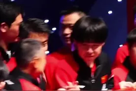 大合影环节刘国梁也来啦，祝福王楚钦并抚摸他的脸蛋，为他而骄傲#王楚钦#刘国梁