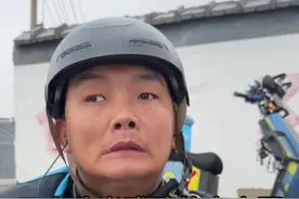 请给残障人一个尊重 路边偶遇残障外卖小哥，为了给奶奶更好的生活，每天送外卖到深夜，下午三点多才坐路边吃个烧饼！兄弟最大的愿望是残疾人能够得到平等的尊重！#外卖小哥 #残疾人正能量视频封面