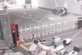 她为什么要穿着裙子爬栏杆呢？我在四川笑，你们在哪里笑视频封面