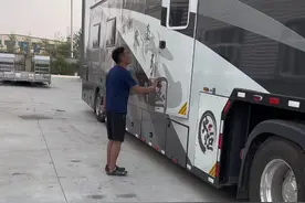 开大房车钓鱼是什么感觉！#房车旅行 #房车 #户外露营 #户外 #钓鱼 @抖音短视频视频封面