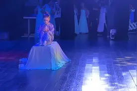 在舞台上流泪的宝宝，录这几句话的时候，她哭了很久视频封面