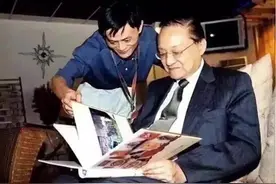 金庸二婚妻子朱玫陪他创办《明报》，吃尽了苦头，变卖了父母留给自己的嫁妆。朱玫相继为金庸生下了四个孩子，她常常是一手抱着孩子，一手奋笔疾书。为了节省日常开销，她甚至每天坚持奔波十多公里，从九龙的家里跑到港岛去给金庸送饭，一送就是数年。 事业初成，两人的婚姻却亮起了红灯。1976年金庸结识了小自己29岁的酒馆侍应生林乐怡，开始了浪漫生活。金庸最疼爱、最有天赋的儿子，远在美国求学的#长子查传侠对父母频频劝和，却也于事无补，因为劝和不了父母，耿耿于怀，又适逢他自己感情触礁，悲戚之中，竟消极结束生命离世，这一年，查传侠年仅19岁。 这让朱玫如坠冰窟，几近崩溃。悲恸之中，心灰意冷的她含泪签下离婚协议书，结束了与金庸的20载姻缘。 当朱玫收拾所有的东西要离开的时候，金庸当面将离婚书撕毁，对朱玫说：“只要你点头，我们就不离婚了。”没想到#朱玫头也不回地离开了金庸的视线。 几个月后，金庸再娶了林乐怡，朱玫却往后余生没有再婚。个性倔强的朱玫在离婚后过着落寞而拮据的生活。 1995年，有人曾看到朱枚在港岛铜锣湾的街边卖手袋。可当金庸闻讯给她送钱过去的时候，朱玫不拒收了。 1998年，朱玫离世。弥留之际，因为几个孩子均在海外，她的身边没有一个亲人，最终在病痛的折磨下孤独死去。#朱珠 @DOU+小助手