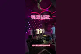 突击检查的警察叔叔站在门口听完敬个礼走了#强军战歌 #ktv正确打开方式视频封面