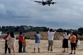 最近有人一直问我，白云机场横五路飞机风向降落位置，去看飞机的朋友们不要盲目前往，开车自驾或自行定位横五路即可，飞机根据当天风向决定南北方向降落，下一个飞常准APP当天出门时实时更新（风向会24小时随时变换）#飞机#航空#民航#拍飞机#一起看飞机 #广州视频封面