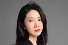 梅大高速塌方现场更多的救人英雄找到了！有死里逃生后下跪拦车的老人，有被救后又下坑救人的退伍军人……还原更多惊险救援瞬间#梅大高速救人大白衣黑裤小伙找到了  #梅大高速下跪拦车的老人找到了  #救人司机刘永缙找到了  #梅大高速塌方事故  #新闻姐 @抖音短视频视频封面