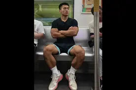 武汉地铁的黑皮肌肉男找到了！这大腿也粗壮了！  #黑皮体育生视频封面