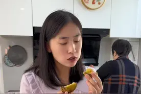 炸茄盒好吃呀…一口香，重点就是调面糊…这个面糊学会了，过年炸带鱼，干炸鲜蘑，都好吃😋#炸茄盒#给家人做美食 @抖音短视频  #记录真实生