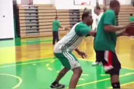 近代最好的小前锋，詹姆斯在他面前也只是个弟弟！攻防一体，节奏和人球结合能力完美！背身、面框技术拉满，球商顶级！对抗能力一绝，单挑里面除了科比同时代的我觉得没有谁一定能赢得了他。#保罗皮尔斯 #皮尔斯 #小前锋#詹姆斯