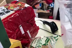 今天去看了石珍珠，你们捐的钱我给买了吃的还给了伺候她外甥的钱