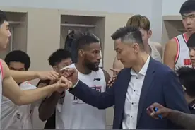 #广东宏远 #张皓嘉 #李奕臻 昨晚赛后更衣室，杜指导和周琦重点表扬了张皓嘉和李奕臻，不惜体力防守，消防对方主力！视频封面