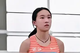 6月29日，在全国田径冠军赛女子100米决赛中，年仅15岁的小将陈妤颉以11秒29的优异成绩夺得冠军，并刷新了个人最佳成绩，刷新全国少年纪录，梁小静以11秒33的成绩获得亚军，葛曼棋以11秒39的成绩获得季军#陈妤颉 #田径 #体育 #梁小静 #葛曼棋 @抖音热点 @抖音体育视频封面