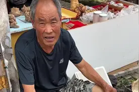 被称之为“幽灵之花”的水晶兰 这种各神器的植物是水晶兰的近种，叫球果假水晶兰，与另一种近种球果假沙水晶兰的区别在于一个茎上长有叶片一个没有叶片。它们都是鹿蹄草科多年生腐食性草本植物。#水晶兰 #你的家乡有这种植物吗 #赶集视频封面