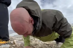 拍摄空隙在高海拔和德爷玩了个小游戏！ #德爷中国行 #户外 #探险 #徒步