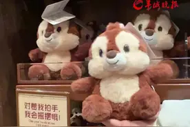 如果感到幸福你就拍拍手，女生与玩偶跨次元互动网友：这个我是真喜欢！来源:#小羊拍客 #玩偶跨次元 #迪士尼公仔 #拍手玩偶视频封面