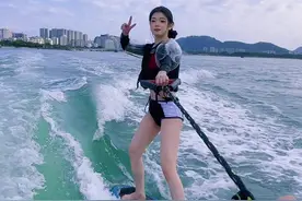 尾波冲浪保姆级教学 今天带00后小姐姐体验尾波冲浪  太厉害了👍 #三亚尾波冲浪 #尾波冲浪 #阿坤教练 #冲浪教学