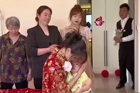 二婚妈妈今日即将远嫁，忍痛和孩子做最后的分别，没想到新郎转身这一抱，抱出了男人的担当，爱她就要包容她的一切，网友：新娘这次嫁对人了！#新婚现场视频封面