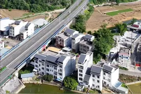 本来可以绕过这座的，为何要在山体打隧道呢？实在想不明白！#修路 #高速公路视频封面