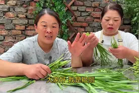 1把韭菜仨番茄，今天做韭菜疙瘩汤吃，鲜香味美，满满儿时的味道