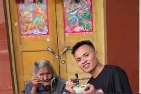 今天做个煲仔饭，让奶奶也体验一次吃煲仔饭。 #嘎嘎香 #煲仔饭 #关爱老人 #农村美食