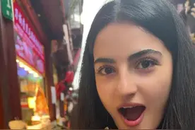 外国人第一次吃臭豆腐，被中国人围观#外国人在中国 #抖音美食推荐官 #外国人吃中国美食 #中外差异视频封面