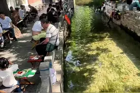 泉水涌动，浓浓的人间烟火气扑面而来 闲下来就来于家桥喝一杯冰镇扎啤吧，听着潺潺的流水声，感受老济南的生活气息！ #这里是济南 #旅行推荐官 #现场实拍 #市井生活 #随手一拍都是美景视频封面