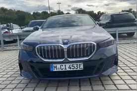 宝马新款5系，值不值得等？坦桑石蓝车漆配新样式轮毂