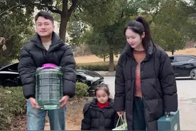 快过年了，提前回去给父母送节礼，老丈人笑的合不拢嘴#鹿家良品 #女婿回丈母娘家 #我的年味故事视频封面