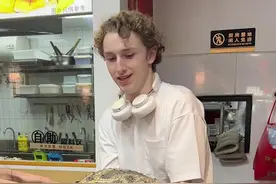 生猛的鳄鱼竟然也能吃！？吃起来还是挺香的，但把我的胆子都吓出来了#这硬核美食给我整心动了 #心动榜餐厅 #心动榜 #鳄鱼 #外国人在中国视频封面