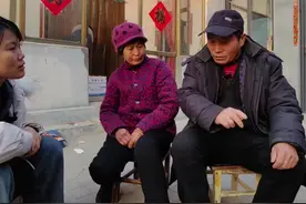 59岁大爷痴迷大娘，见面首次给80万彩礼。 大爷孤独了大半辈子，余生只想儿孙绕膝幸福美满，现在想用金钱填补这个空缺。大家认为金钱和亲情哪个更重要呢？#热门 #相亲 #脱单 @DOU+上热门视频封面