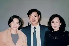 八十年代，林青霞到最后贵族剧组探班时和内地两位年轻演员合影 这是八十年代，林青霞到最后贵族剧组探班时和内地两位年轻演员的合影，这一年33岁的林大美女已经是名动亚洲的知名影星，这部剧的导演谢晋本来是邀请林青霞来出演女主角，后来林青霞迫于种种压力未能出演，这也成为了林青霞从影以来的一大遗憾，中间这位穿着西装的大帅哥在35岁步入了影视圈，最后的贵族是他出演的第一部电影，多年后他凭借着精湛的演技和出众的外形，成为了一位受人尊敬的实力派男演员，而最后这位颜值和林青霞不相上下的女演员，不知道大家能不能认出她是谁，她21岁正式成为演员，凭借精湛的演技和极高的职业素养，成功饰演了多个不同职业、不同性格的女性形象，是一位低调并且谦虚的实力派女演员#人物故事 #娱乐圈 #女星 #林青霞 #明星 星背后故事视频封面