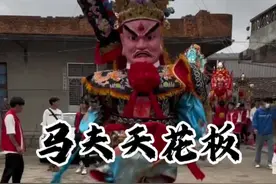 福州游神马夫界的天花板，人送外号飞马。这个跳的现在叫马夫，在古时叫班马仔也叫斥候，跳来跳去是表示在骑马的意思，来回跑是在视察前面的情况，然后回来向大部队的开路将军，摆手的动作就是禀告的意思。[灵机一动][灵机一动][灵机一动]#传统文化 #游神 #长乐游神