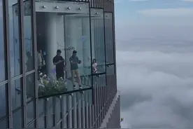 这里不是纽约，这里是青岛云上海天，就在青岛海天中心的81F，不仅有拍照超出片的钻石角，还可以360°俯瞰青岛的山、海、城，运气好还能遇见平流雾！#旅行推荐官 #青岛云上海天 #保持热爱奔赴山海 #青岛旅游攻略 #亲子游玩好去处视频封面