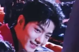 看似很平常，实际暗戳戳！战两次挑眉，紫抿嘴，开心的踢腿！打招呼都双标~有些人看似鼓掌其实在瞟老婆！连喝水夫妻俩都如此同步~#肖战杨紫视频封面