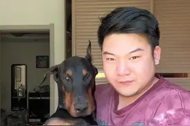 我俩站一起你们怕谁？#杜宾 #大型犬的温柔 #文明养犬从我做起 #萌宠 #科学养宠攻略