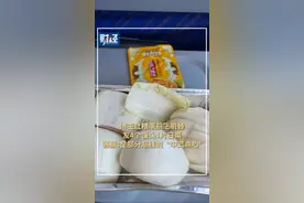 博主吐槽南航飞机餐发4个馒头1片白菜，客服回应:是部分航线的“中式点心”，白菜是防止馒头烤糊。视频封面