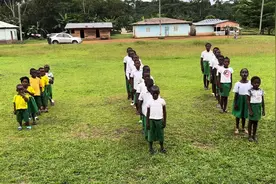 赤道几内亚小学生唱国歌，人虽少，但声音洪亮，穿透力强。视频封面