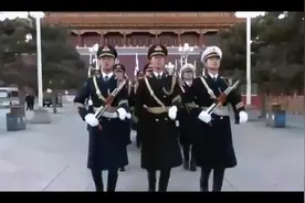 在茫茫人海里，我是哪一个，在奔腾的浪花里，我是哪一朵