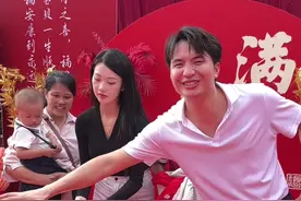 柠柠满月了！爸爸妈妈为你封酒祈福，愿你健康快乐，好运伴随！待你出嫁时开封庆贺，婆家娘家各一瓶#每个幸福瞬间都值得被记录 #封酒仪式 @泽泽妈妈视频封面