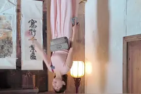 婺源的篁岭景区有一座怪屋，走进来真的特别好玩，什么都是倒过来的，还有斜屋，感觉整个人都会天旋地转特别神奇#江西 #旅游 #旅行推荐官