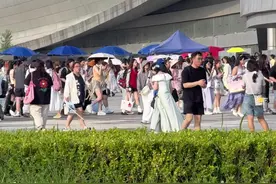 时代少年团大连站现场，体育新城周围叫女粉丝们堵的水泄不通… 到底有啥看的？ #时代少年团 #马嘉祺 #丁程鑫 #宋亚轩 #刘耀文