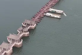 李嘉诚先生捐资了720万从修的广济桥，他白天正常通行，晚上断成两截，在这开开合合800余年！#广济桥 #潮州旅游攻略 #发现中国之旅 #内容启发搜索