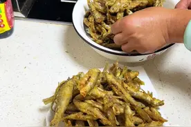 炸焦鱼千万不要放面粉和淀粉，放生粉，不需炸两遍，一边都炸的酥焦酥焦的#真材实料才能做出好味道 #分享家乡特产 #家乡的味道 #炸焦鱼#油炸小鱼做法视频封面