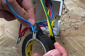 给电线缠绕绝缘胶带方法 包胶带看上去不负杂，其实一点也不简单，有的包好后一扯就掉，而有的就是越拉越紧#电工涛哥视频封面