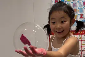 这不是魔法，日本棒棒糖泡澡还能吹泡泡！ 你们猜这个泡澡水是什么味道的？
#脑洞大开 #奇葩设计 #日本生活 #海外生活 #泡澡球