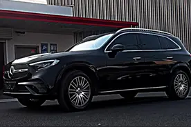 GLC300和E300你会怎么选？ 三万左右的差价，或许别人觉得选E300更有排面级别更高，但是还是选了自己喜欢的Glc300，毕竟车是买来自己开的不是给别人看的#奔驰glc #奔驰glc300 #奔驰e300l #奔驰e #家用车推荐